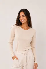 Remera de manga larga con escote redondo, confeccionada en tela suave y liviana con un calce cómodo y versátil.
