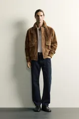 Jeans straight fit de corte recto confeccionados en denim de algodón color negro con efecto lavado. Posee diseño clásico de cinco bolsillos y cierre frontal con cremallera y botón metálico.