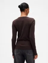 Remera de manga larga y cuello redondo, confeccionada en tejido de punto liso, con un corte ajustado al cuerpo.