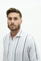 Camisa de manga larga de lino y algodón, color blanco con rayas verticales en tonos gris y beige. Presenta un corte semi slim y un pequeño logo bordado en el pecho.