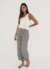Pantalón de lino color beige con rayas verticales finas.