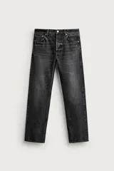 Jeans straight fit de corte recto y tiro medio, confeccionados en denim de algodón rígido con efecto lavado en color negro, de la colección especial Aaron Levine x Zara. Presentan diseño clásico de cinco bolsillos y cierre frontal con botonadura.