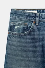 Jeans de tiro medio con cinco bolsillos, diseño boyfriend y detalles de rotos en el delantero. Cuenta con cierre frontal con cremallera y botón metálico.