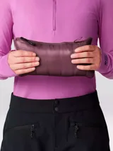 Campera puffer color borgoña con capucha, cierre frontal completo y bolsillos laterales con cierre. Confeccionada con tejido ripstop ultraligero reciclado y relleno de plumón de 800 hilos con certificación RDS.