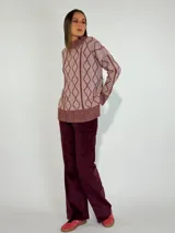 Sweater de lana con diseño de rombos en relieve, cuello redondo y puños acanalados en color gris y azul.
