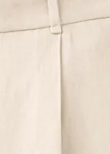 Pantalón de vestir de tiro medio, corte recto y largo, confeccionado en mezcla de lino y viscosa. Cuenta con trabillas en la cintura, dos bolsillos laterales y cierre frontal con gancho y cremallera.