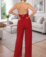 Mono color ladrillo con cuello halter y faja dorada desmontable.