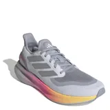 Championes de running Adidas Pureboost 5, con exterior de malla técnica en color gris claro y detalles en gris oscuro. Presenta una mediasuela Light Boost con un degradado de colores que va del fucsia al naranja, ofreciendo amortiguación y retorno de energía.