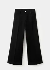 Jeans estilo cargo color negro de corte recto y tiro medio, con bolsillos aplicados en el frente.
