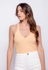 Top color durazno de tejido de punto acanalado, sin mangas y con escote en V.