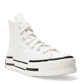 Championes de caña alta Converse modelo Chuck 70 Plus, color blanco con detalles en negro en la suela. Presentan un diseño deconstruido con lona de algodón, puntera de goma y plataforma asimétrica.