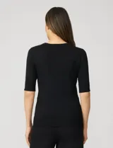 Buzo de tejido fino en color azul marino, con cuello redondo y mangas cortas con puños acanalados.