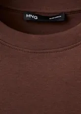 Camiseta de algodón color marrón, de diseño recto, cuello redondo y manga corta.
