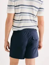 Short de baño color beige con cintura elástica y cordón interno, confeccionado en tejido con textura.