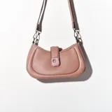 Bandolera color rosa con correa ajustable y cierre con broche.