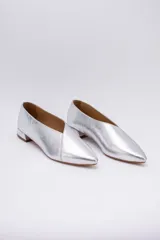 Chatitas color bronce de cuero, con punta fina y escote en V.