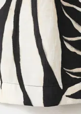 Pantalón fluido de corte recto con estampado tropical y cintura elástica, confeccionado en mezcla de viscosa y poliamida. Cuenta con bolsillos laterales.