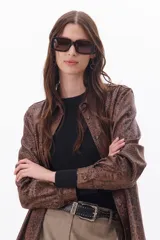 Lentes de sol negros con marco rectangular grueso y logo LMT en la patilla.