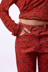 Pantalón recto con estampado abstracto en tonos marrones y negros, tiro medio.