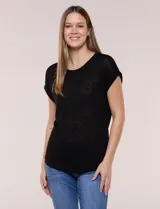 Remera de silueta relajada, de color negro, confeccionada en material de punto liviano. Presenta escote redondo clásico, mangas cortas de hombro caído con dobladillo fijo y ruedo redondeado.