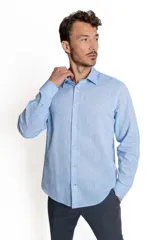 Camisa celeste de lino y algodón, de manga larga y corte clásico.