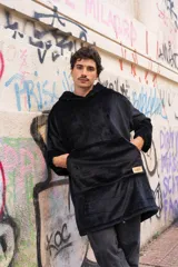 Canguro unisex negro de tela suave con capucha y bolsillo delantero tipo canguro. Tiene cordón ajustable en la cintura para usarlo largo o corto.