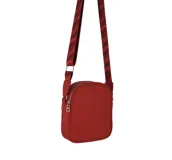 Bandolera roja de cuero tipo floutter con doble cierre superior y correa de algodón regulable con diseño de ondas.