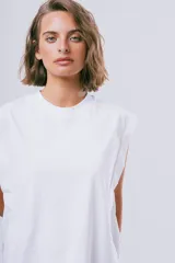 Musculosa de algodón orgánico color gris oscuro, con diseño sin mangas de hombros marcados y pequeño bordado en el pecho.