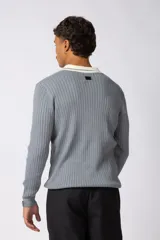 Sweater de punto acanalado en color negro, con cuello polo en contraste color crema. Presenta detalles bordados en el pecho y estampado tipográfico central con la frase 'Concept ALL GOOD FEELS'.