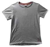 Remera de manga corta Topper, color gris, con cuello redondo y detalle de costura en color naranja en el interior del cuello y logo bordado en la parte inferior.