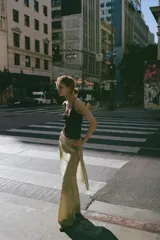 Pantalón de tiro medio con diseño de pierna recta y detalle de superposición tipo pareo en el frente con botones. Cuenta con cierre de cremallera oculto.