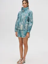 Short holgado de estilo boxy, color celeste con estampado tie-dye y detalles de ribetes en tono crudo. Cuenta con pretina elástica y pequeño logo bordado en la pierna.