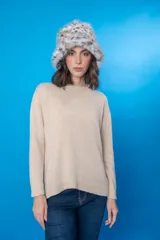 Sweater color beige de tejido de punto con cuello redondo y mangas largas.