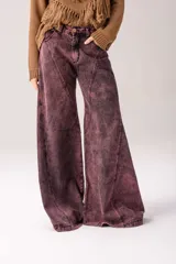 Pantalón wide leg de jean en tono azul, con diseño bicolor que combina paneles laterales en color blanco, bolsillos traseros appliqués y detalles de etiqueta de cuero con la marca.