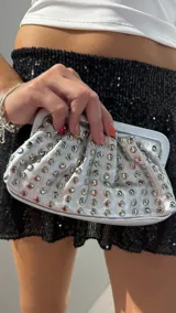 Clutch plateado con tachas redondas.