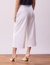 Pantalón blanco crop wide leg de crepe elastizado.