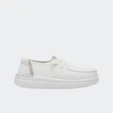 Zapatos tipo mocasín Hey Dude modelo Wendy Rise, de color blanco, con plataforma de espuma EVA y detalles de costuras bohemias.