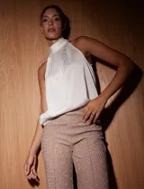 Pantalón wide leg de tejido con acabado brillante, marca Allie Rose. Presenta una pretina elástica fina y una costura vertical frontal que recorre toda la pierna.