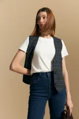 Pantalón de jean gris de corte recto y tiro alto.