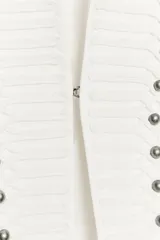 Blazer entallado color blanco de cuello redondo y manga larga con hombreras. Presenta detalles de aplicaciones de botones metálicos en el frente y forro interior combinado a tono.