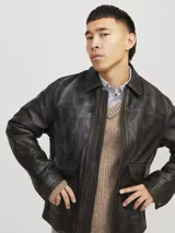 Campera de cuero marrón con cuello biker y cierre con cremallera. Confeccionada en cuero de cabra suave, naturalmente resistente al agua. Presenta mangas largas y bolsillos frontales con cierre de botón.