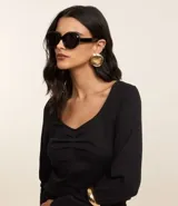 Blusa negra de algodón con escote en V y fruncido en el centro.