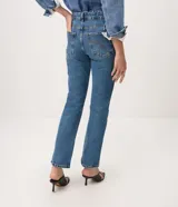 Pantalón de jeans premium azul oscuro de corte recto y cintura media, con bolsillos funcionales, trabillas para cinturón y costuras visibles a contratono. Confeccionado por Marfinno.