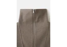 Jersey color tostado con cuello solapa y cierre de cremallera corta en el pecho, de manga larga y diseño holgado.