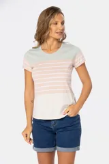 Remera de cuello redondo con bloques de color rosa, blanco a rayas y celeste.