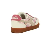 Championes Diadora Bamtelo de mujer, con base de goma color marrón, detalles en blanco off-white, tiras laterales beige, cordones fucsias y paneles laterales con estampado floreado.