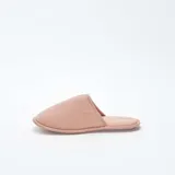 Pantuflas destalonadas de terciopelo color rosa con suela plana.