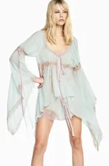 Bata de chiffon color verde agua con mangas largas acampanadas y detalles de encaje en tono beige. Presenta un diseño fluido, semitransparente, con lazo frontal para anudar y terminaciones delicadas.