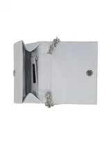 Cartera plateada cubierta de strass, con asa de cadena metálica removible, bolsillo interior y cierre con botón imantado.