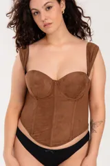 Corset largo color marrón de gamuza, con copa y aro, ballenas en la parte delantera y breteles anchos regulables.